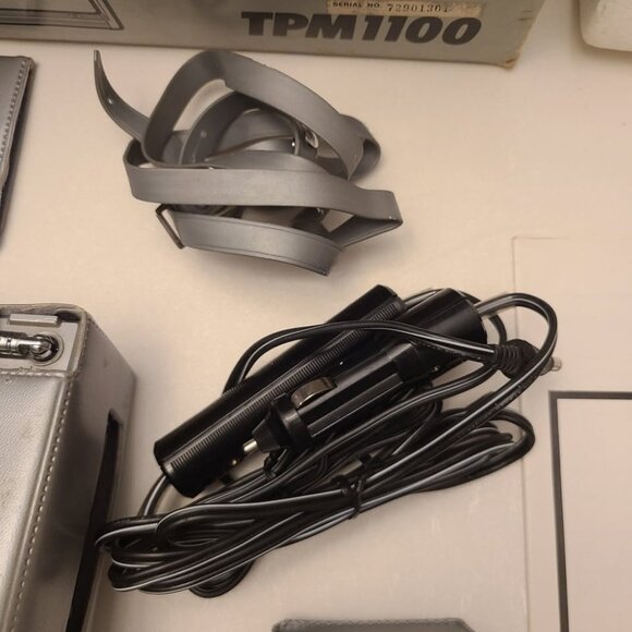 Vintage Sanyo TPM1000 Portable Mini TV & AM-FM Radio Receiver - Picture 7 of 10